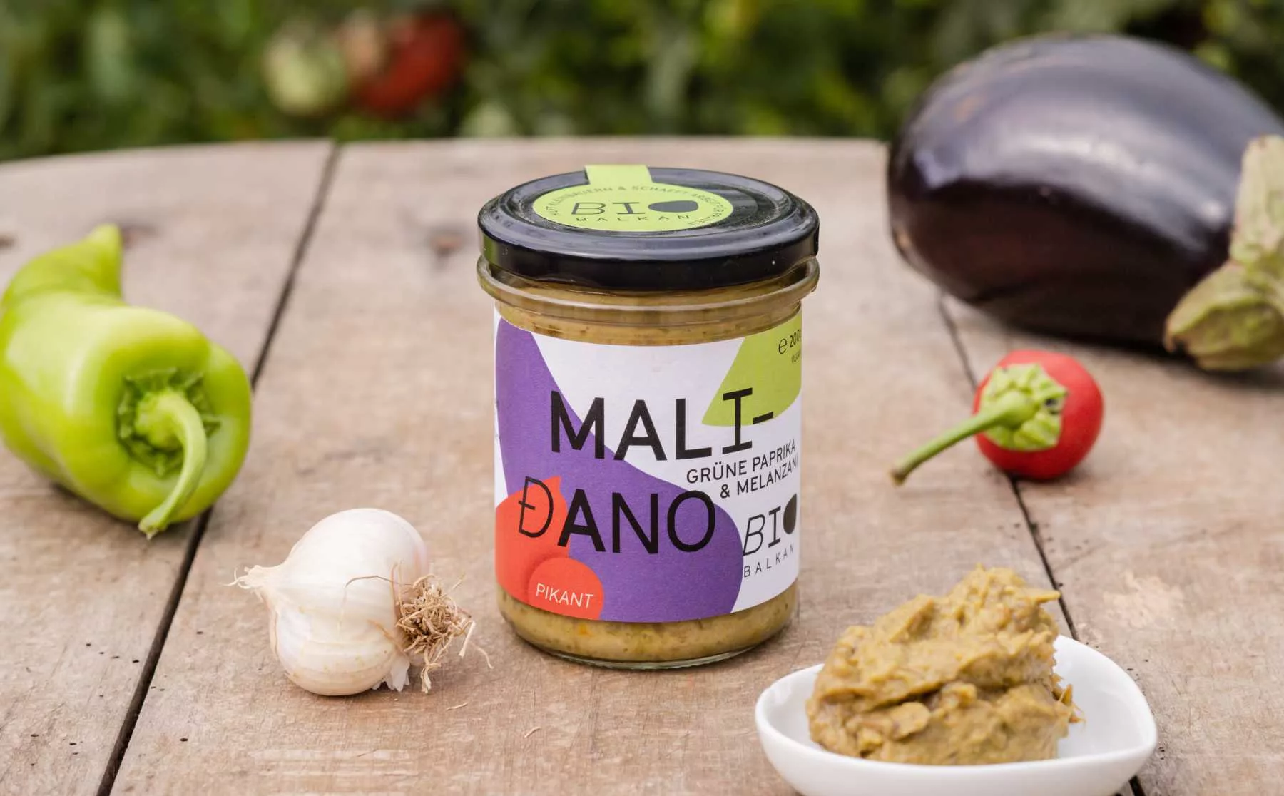 Bio Maliđano im Glas auf einem Holztisch