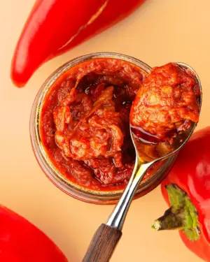 Ein Blick ins Glas eines Bio Ajvar mild von BioBalkan