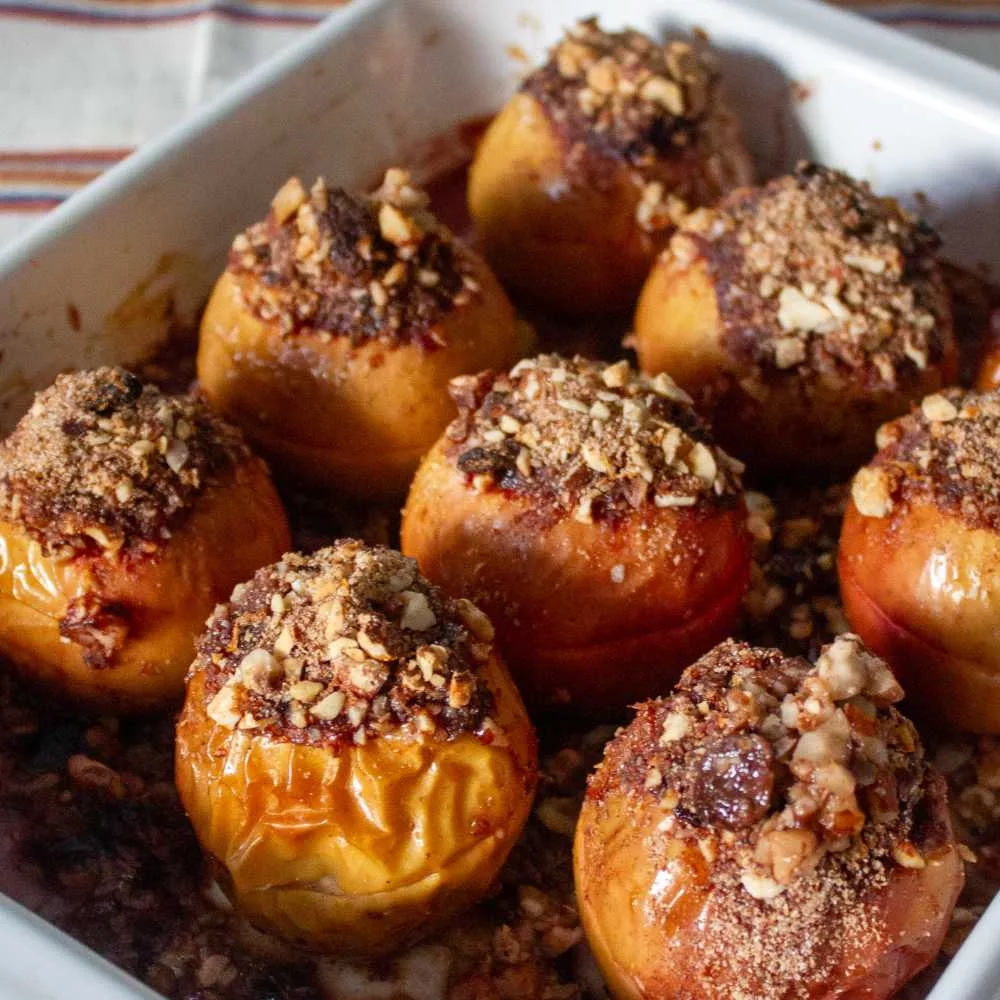 Bratäpfel auf BioBalkan-Art mit Bio-Mandeln, Bio-Haselnüssen und Pekmez, quadratisch