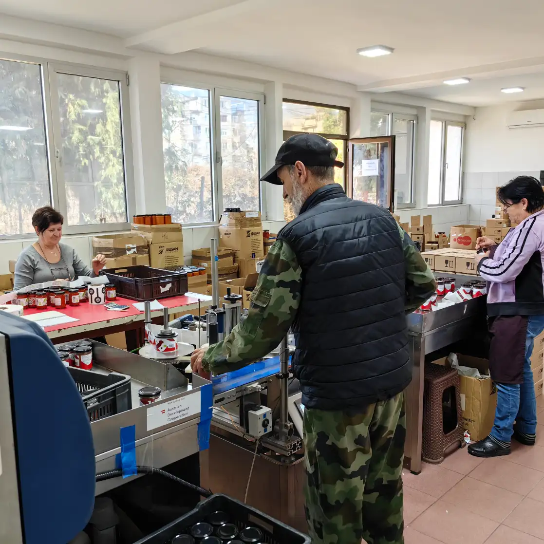 Arbeiterinnen an der Etikettiermaschine von Radanska Ruza