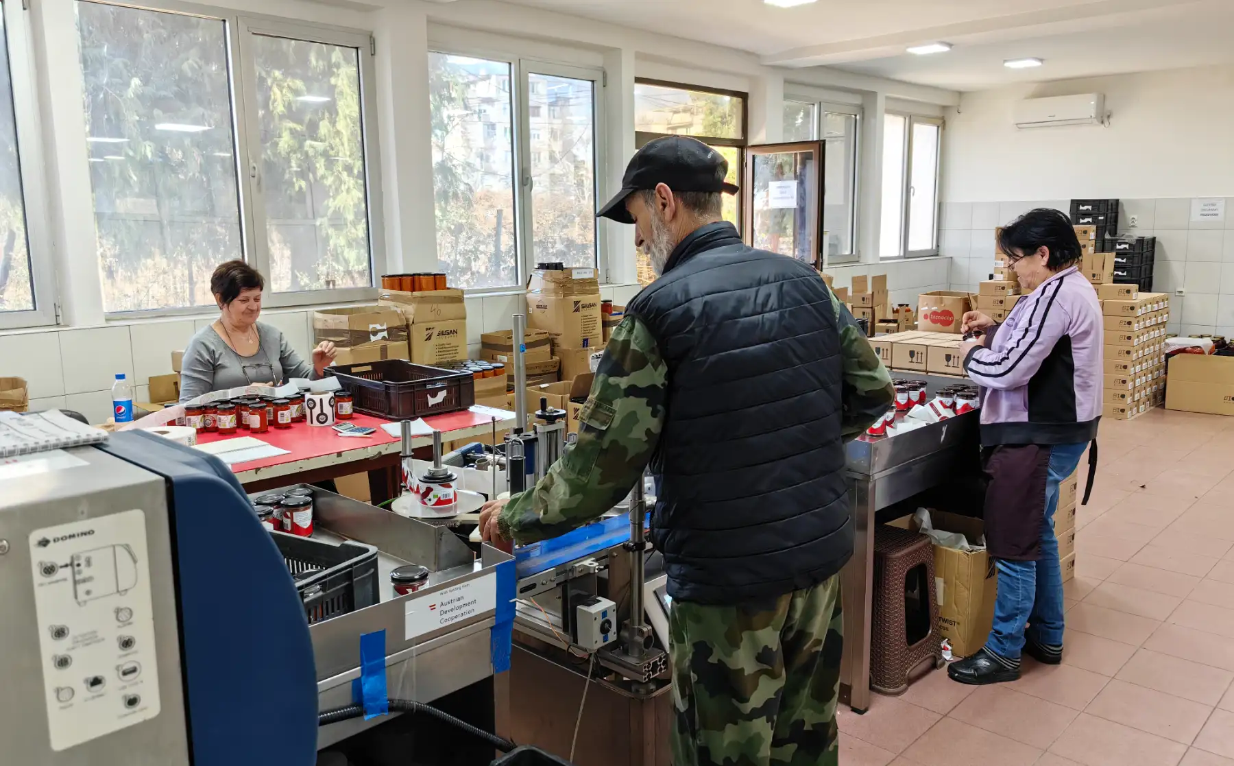 Arbeiterinnen an der Etikettiermaschine von Radanska Ruza