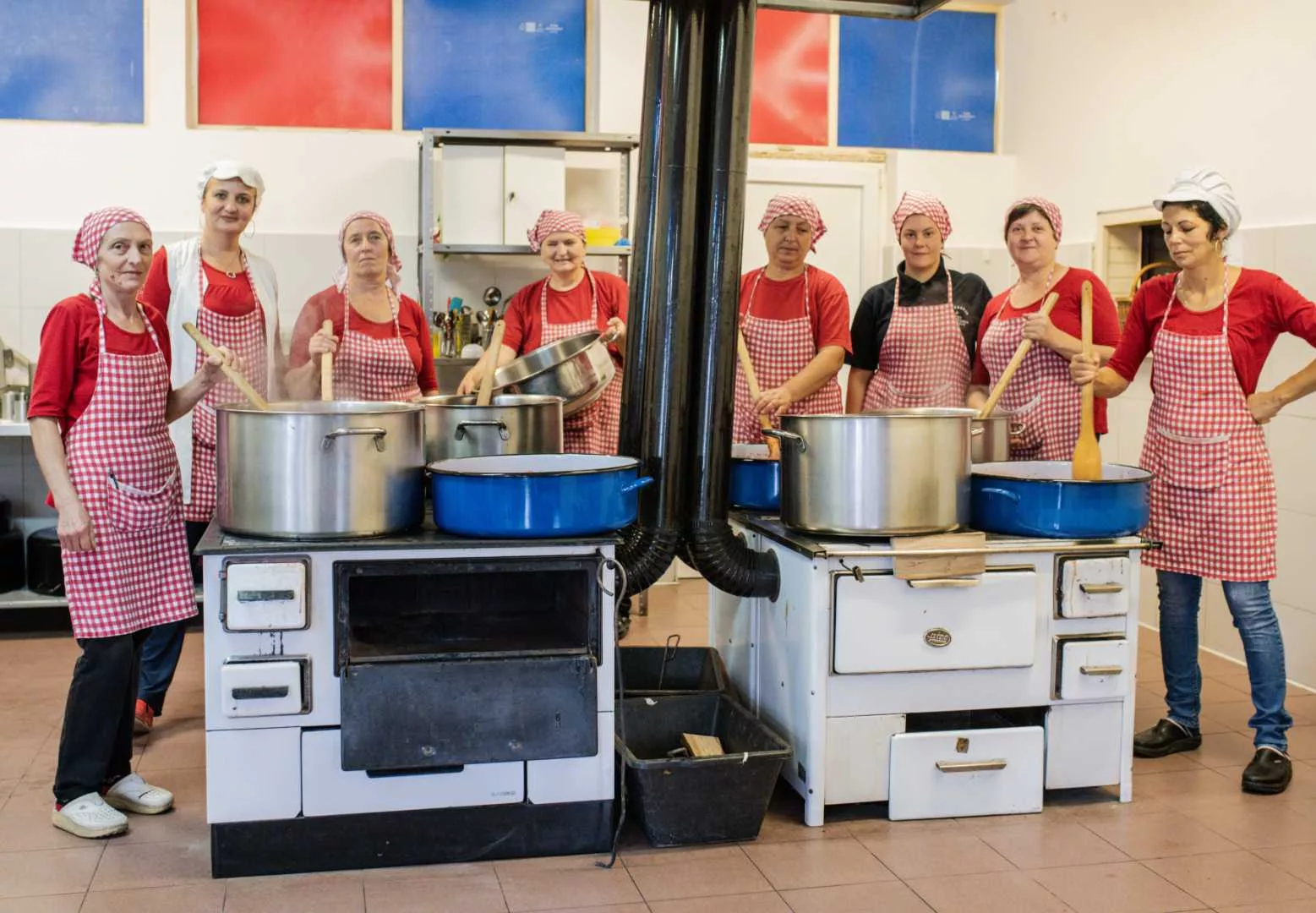 Die Köchinnen von Radanska Ruza an ihren Herden