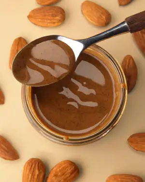 Ein Blick ins Glas von Bio Mandel Krem pur, einem Mandelmus, von BioBalkan