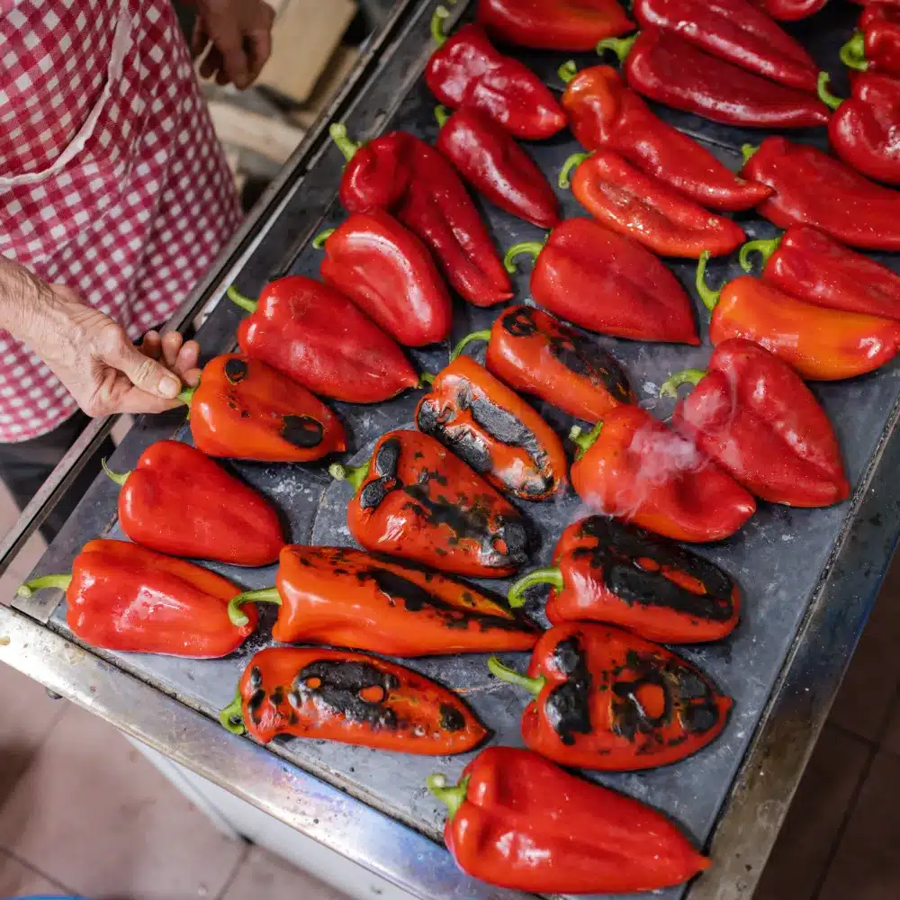 Rote Spitzpaprika werden für den Ajvar im Bio Trio geröstet