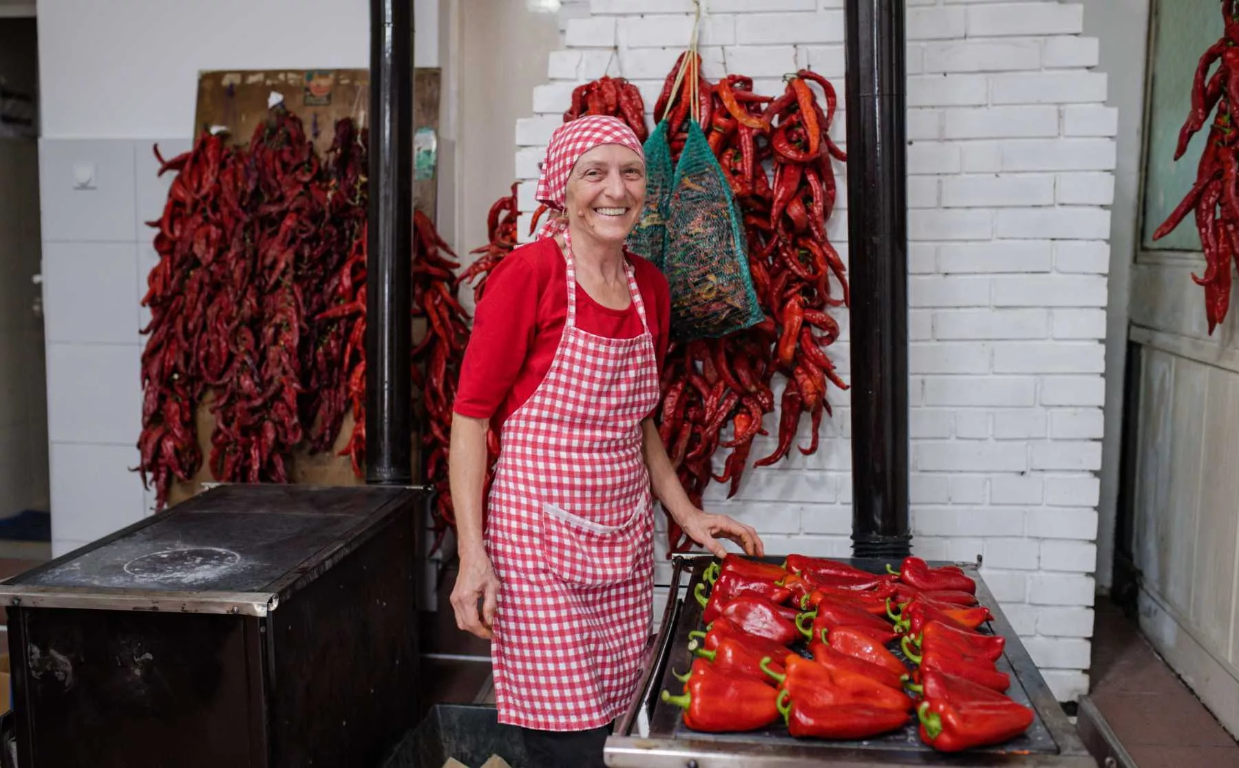 Slobodanka beim Rösten von Paprika für Bio Ajvar
